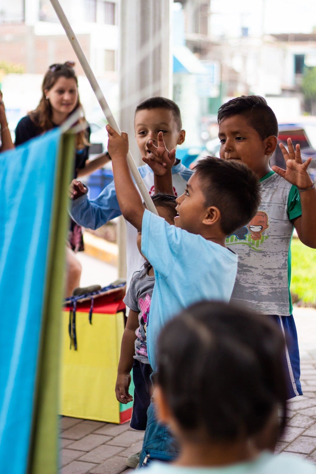 Kinder strecken sich beim Spielen im Freizeit- und Bildungszentrum in die Höhe